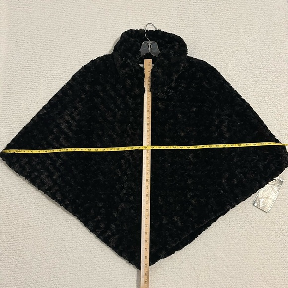 PAMELA McCoy BLACK FAUX FUR PANCHO- SIZE M - Picture 6 of 17